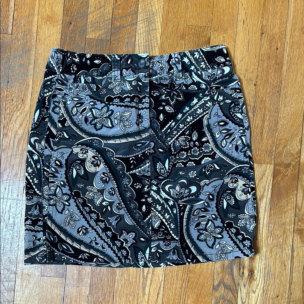 EUC Ann Taylor, 10 petit baby wale corduroy, fly front A-line unlined skirt.